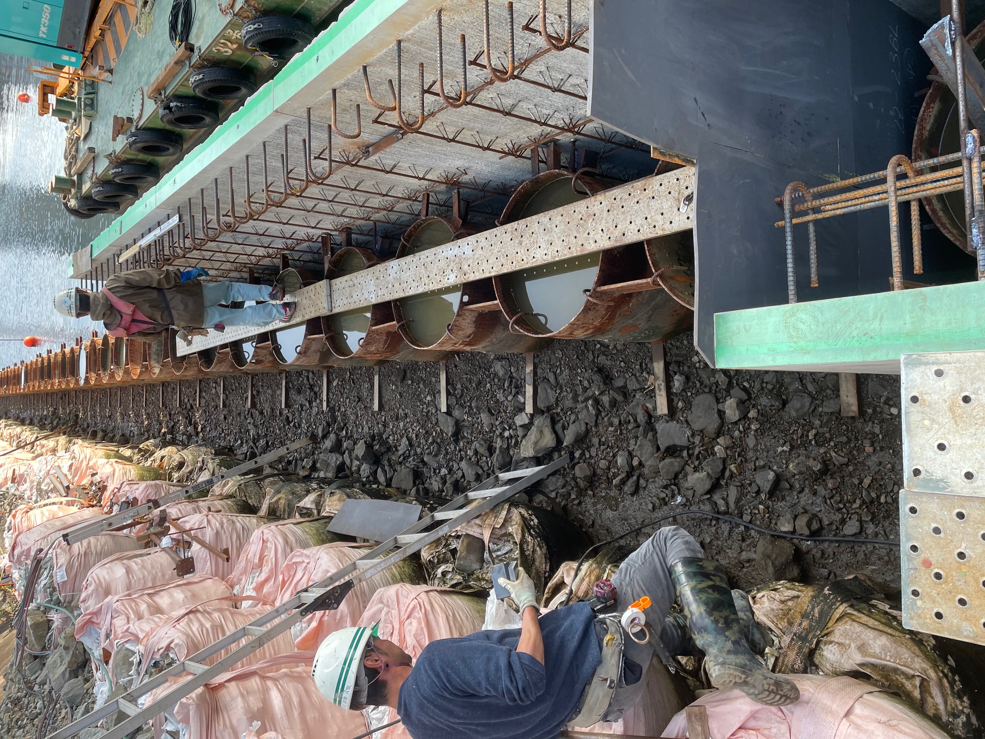 プレキャストパネル設置工